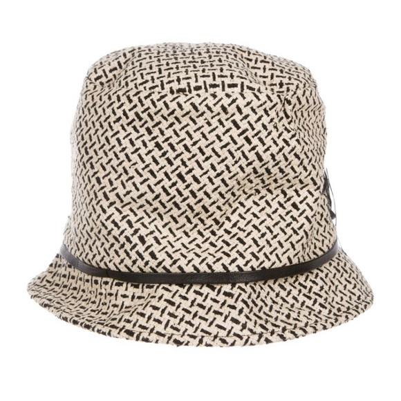 Jennifer Oullette✨CHANEL-style cream & black hat - Picture 2 of 3